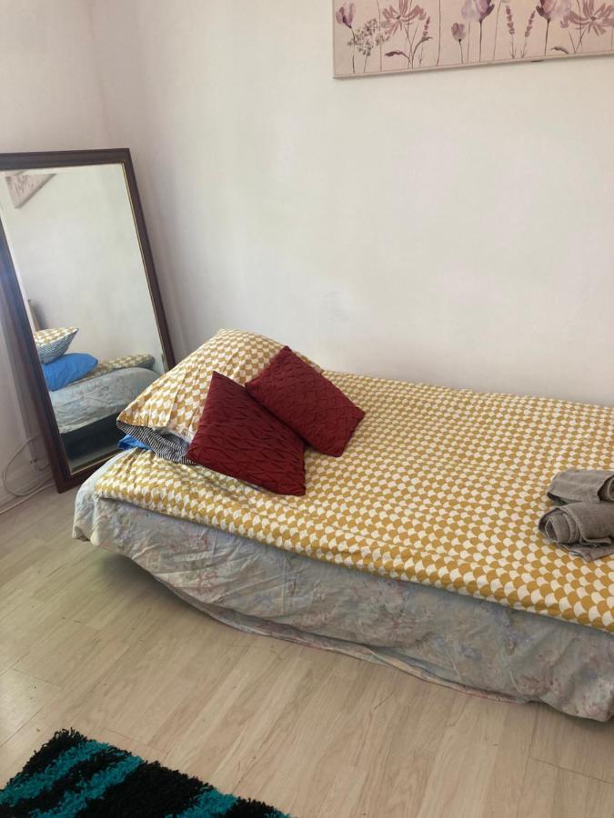 Family With Shared Kitchen And Bathroom In Angel Zone 1 Londra