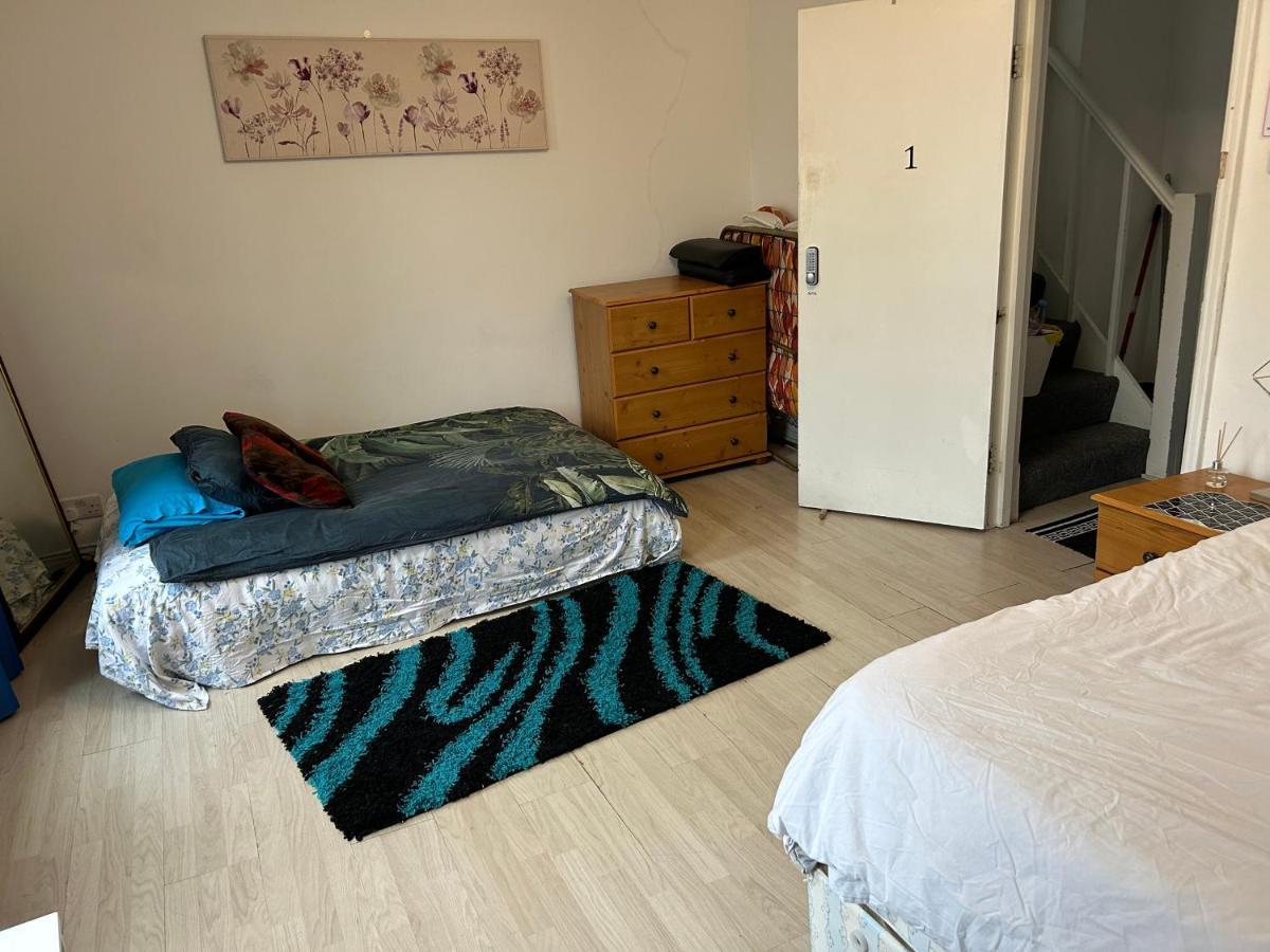 Family With Shared Kitchen And Bathroom In Angel Zone 1 Londra