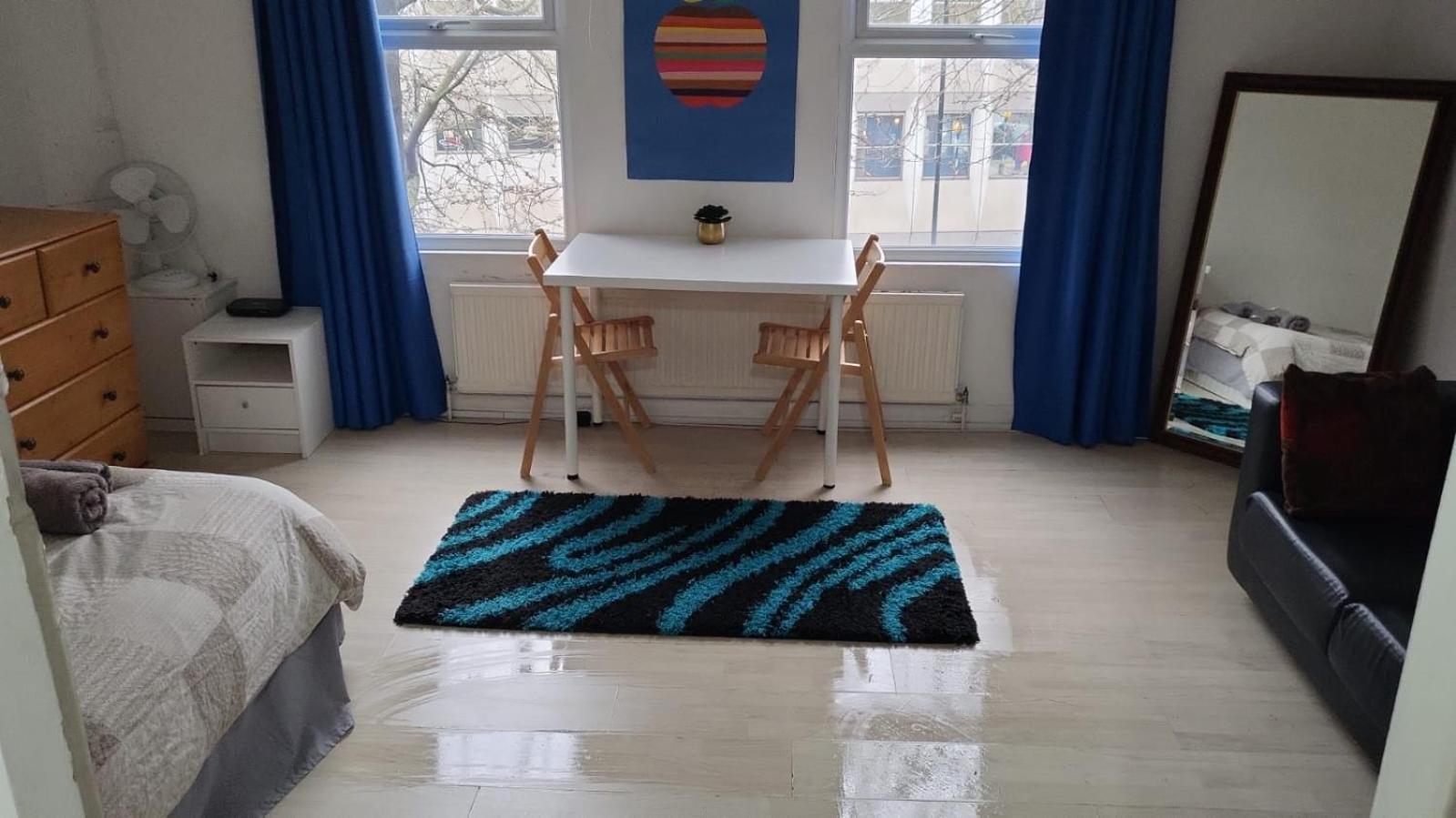 Family With Shared Kitchen And Bathroom In Angel Zone 1 Londra